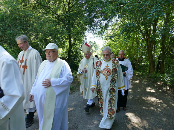 Festgottesdienst zum 1.000 Todestag des Heiligen Heimerads auf dem Hasunger Berg (Foto: Karl-Franz Thiede) Festgottesdienst zum 1.000 Todestag des Heiligen Heimerads auf dem Hasunger Berg (Foto: Karl-Franz Thiede)